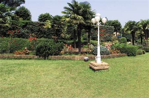 Country Club Hotel